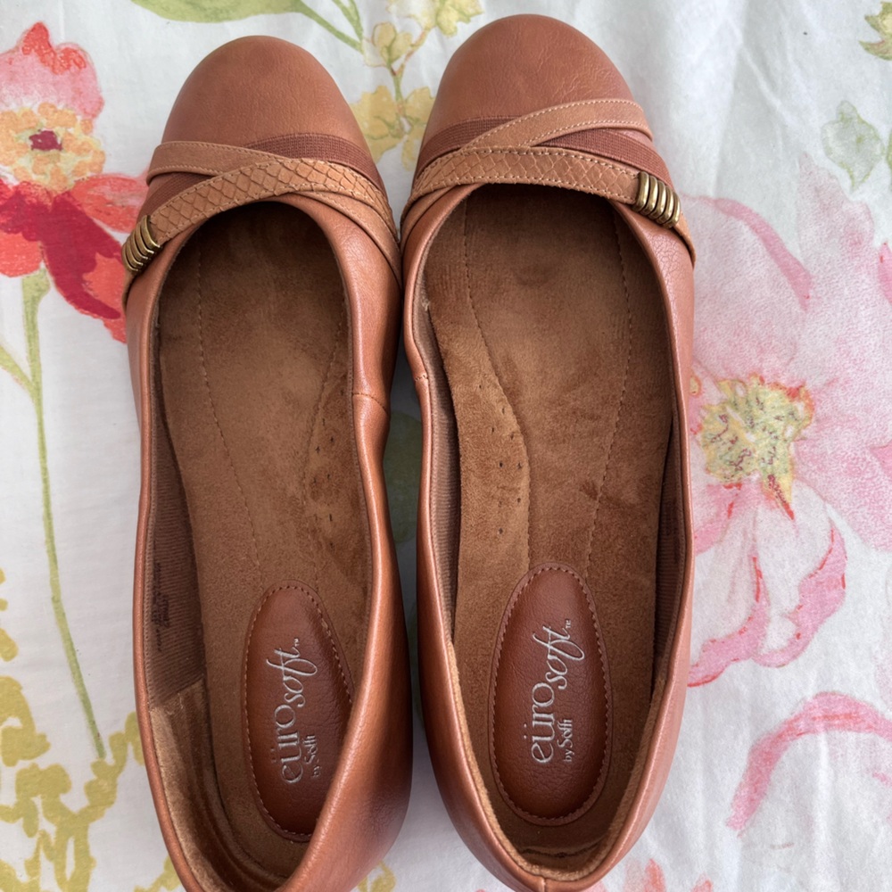 Eurosoft by Sofft Women's Shainna Ballet Flat Size 10  Tan